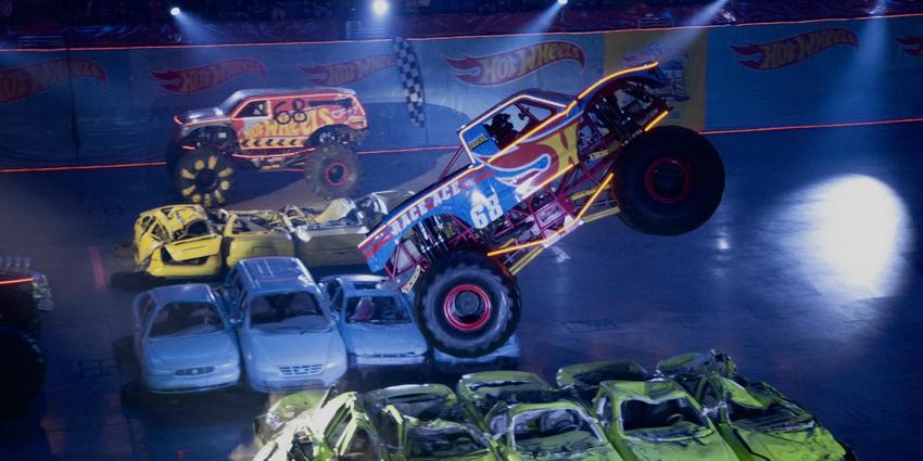 Hot Wheels Monster Trucks Live Glow Party
