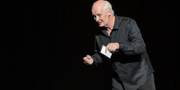 Colin Mochrie re-enacting a silly monologue for the Bryce Jordan Center audience. 